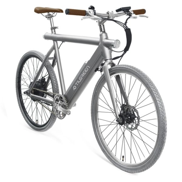 Le TilBike est un vélo électrique haut de gamme avec un cadre en aluminium garanti 5 ans. Son moteur intégré dans le moyeu de la roue arrière permet d’atteindre la vitesse de 25 km/h et peut parcourir environ 70 km sans nécessité de recharge. Son display vous permettra de, choisir entre 5 vitesses, de visualiser votre vitesse, visualiser l’autonomie de la batterie et de vous informer de la distance parcourue. A partir du display vous commanderez les lumières à LED avant et arrière, intégrées dans le cadre. Sa batterie électrique au Lithium de 10,4 Ah amovible est intégrée dans le cadre du vélo. Le TilBike peut être utilisé avec ou sans le mode électrique. Sa finition est parfaite et son apparence lui confère un look très moderne.