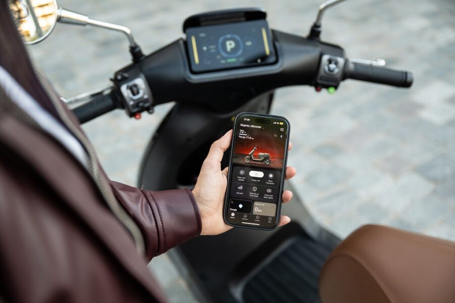 Segway Scooter E150S-E250S_Lifestyle picture_Mobility APP